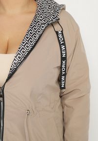 Born2be - Beżowa Kurtka Parka z Nieodpinanym Kapturem i Napisami Zolzia. Okazja: na co dzień. Kolor: beżowy. Wzór: napisy. Styl: casual #4