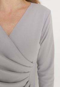 Born2be - Jasnoszara Sukienka Kopertowa z Ozdobnym Marszczeniem Ohildria. Kolor: szary. Typ sukienki: kopertowe. Styl: elegancki #2