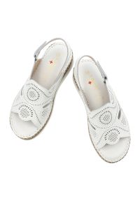 Sandały damskie S.Barski, cholewka ze skóry naturalnej licowej z perforacją z zapięciem na rzep, białe, GR61-5916. Zapięcie: rzepy. Kolor: biały. Materiał: skóra #7