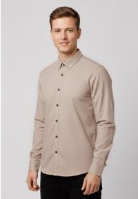 Volcano - Beżowa koszula, Slim Fit, K-TANALO. Typ kołnierza: kołnierzyk klasyczny. Kolor: beżowy. Materiał: bawełna, włókno, materiał, tkanina. Długość rękawa: długi rękaw. Długość: długie. Wzór: geometria, gładki. Styl: klasyczny, elegancki #1