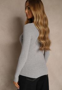 Renee - Szary Sweter o Taliowanym Kroju z Nieregularnym Dekoltem w V Fenalissa. Okazja: na co dzień. Kolor: szary. Długość: krótkie. Sezon: zima, jesień. Styl: casual #4