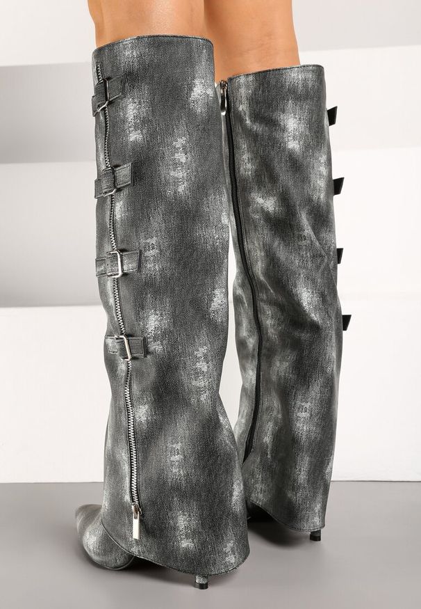 Renee - Czarne Kozaki Jeansowe na Szpilce z Klamrami na Wywiniętej Cholewce Riaviraen. Zapięcie: klamry. Kolor: czarny. Materiał: jeans. Szerokość cholewki: normalna. Sezon: jesień. Obcas: na szpilce. Styl: rockowy