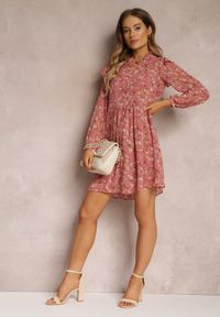 Renee - Różowa Sukienka Rozkloszowana w Kwiaty Keilana. Typ kołnierza: kołnierz z falbankami. Kolor: różowy. Materiał: tkanina. Długość rękawa: długi rękaw. Wzór: kwiaty. Typ sukienki: rozkloszowane. Styl: klasyczny. Długość: mini