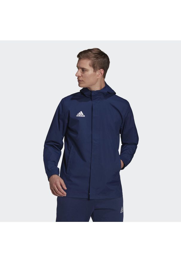 Adidas - Kurtka piłkarska męska adidas Entrada 22 All Weather Jacket. Kolor: niebieski, wielokolorowy, biały. Materiał: materiał. Sport: piłka nożna