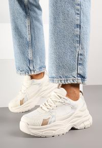 Renee - Beżowe Sneakersy Vices na Platformie Ozdobione Tłoczeniem Natiselle. Okazja: na co dzień. Kolor: beżowy. Materiał: jeans. Wzór: aplikacja. Obcas: na platformie #5