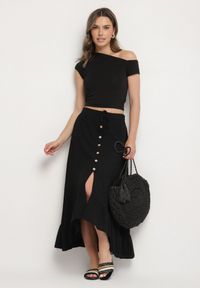 Born2be - Czarna Asymetryczna Spódnica z Falbanami i Ozdobnymi Guzikami Marolana. Okazja: na co dzień. Kolor: czarny. Wzór: gładki. Styl: elegancki, casual #3