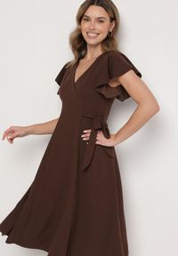 Born2be - Brązowa Rozkloszowana Sukienka Kopertowa z Wiązaniem w Talii Dannila. Kolor: brązowy. Wzór: aplikacja. Typ sukienki: kopertowe #5