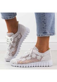 Białe przewiewne półbuty damskie T.Sokolski 1982. Nosek buta: okrągły. Zapięcie: sznurówki. Kolor: biały. Materiał: tkanina. Szerokość cholewki: normalna. Sezon: wiosna, lato. Styl: klasyczny #1