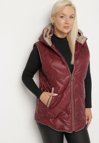 Born2be - Czerwona Pikowana Kamizelka z Odpinanym Kapturem Rilanisa. Okazja: na co dzień. Kolor: czerwony. Materiał: jeans. Styl: klasyczny, casual, elegancki