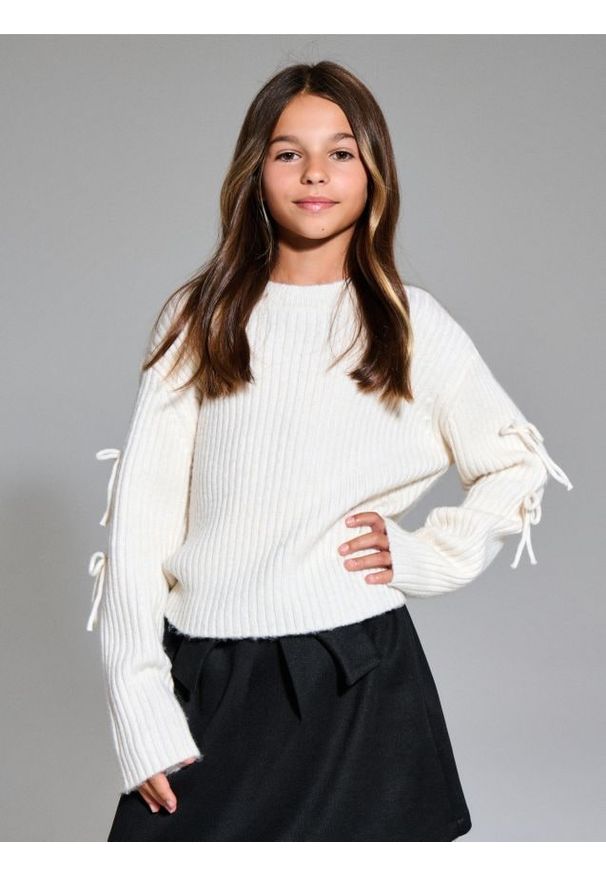 Sinsay - Prążkowany sweter z ozdobnymi kokardami - kremowy. Typ kołnierza: kokarda. Kolor: kremowy. Materiał: prążkowany