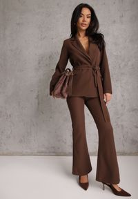 Renee - Brązowy Komplet o Garniturowym Kroju z Marynarką z Wiązaniem i Spodniami Falestra. Kolor: brązowy #3