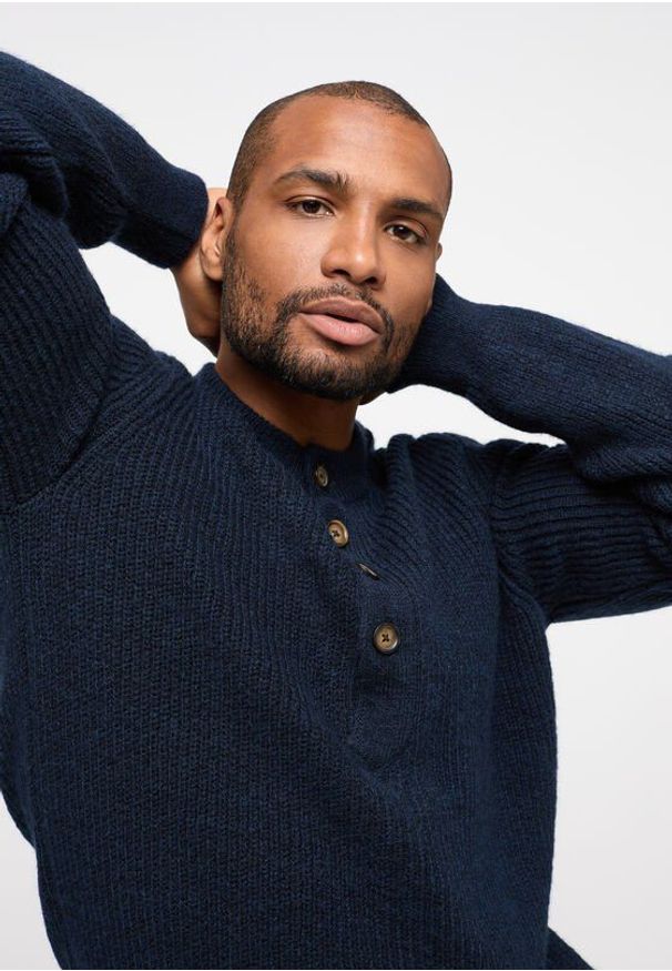 Męski Sweter Mustang Style Emil C Henley Total Eclipse 1014118 5226. Typ kołnierza: typu henley