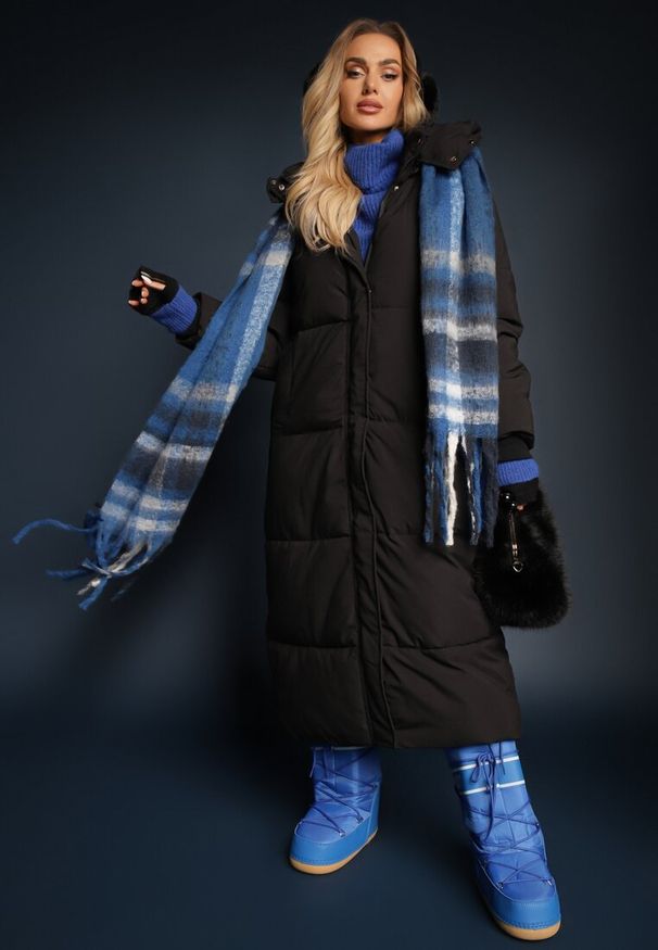 Renee - Czarna Długa Kurtka z Pikowaniem z Odpinanym Kapturem i Wsuwanymi Kieszeniami Daitras. Kolor: czarny. Długość: długie. Styl: elegancki