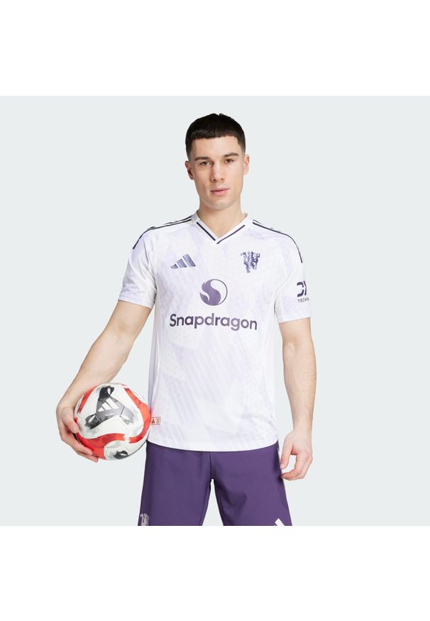 Adidas - Autentyczna wyjazdowa koszulka Manchester United 25/26. Kolor: biały. Sport: piłka nożna