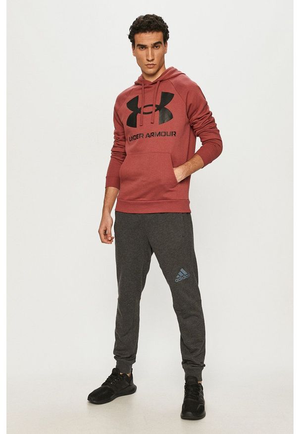 Under Armour Bluza 1357093 męska kolor bordowy z kapturem z nadrukiem. Okazja: na co dzień. Typ kołnierza: kaptur. Kolor: czerwony. Wzór: nadruk. Styl: casual