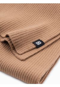 Ombre Clothing - Monochromatyczny szalik męski z prążkowanej dzianiny – jasnobrązowy V4. Okazja: na co dzień. Kolor: brązowy. Materiał: prążkowany, dzianina. Wzór: aplikacja, ze splotem, jednolity. Styl: klasyczny, wizytowy, casual #3