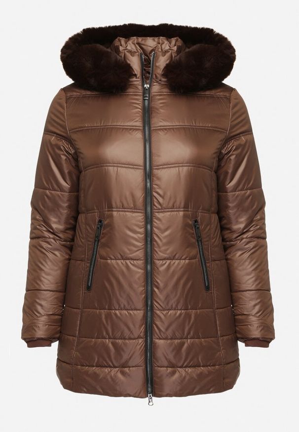 Born2be - Brązowa Pikowana Kurtka Ocieplona Futrem z Kapturem z Futrzanym Wykończeniem Saliswen. Okazja: do pracy. Typ kołnierza: kaptur. Kolekcja: plus size. Kolor: brązowy. Materiał: futro. Długość rękawa: długi rękaw. Długość: długie. Styl: klasyczny, elegancki