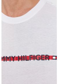 TOMMY HILFIGER - Tommy Hilfiger T-shirt męski kolor biały z nadrukiem. Okazja: na co dzień. Kolor: biały. Materiał: skóra, dzianina, włókno. Wzór: nadruk. Styl: casual #4