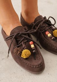 Renee - Ciemnobrązowe Mokasyny VICES ze Skórzaną Wkładką i Pomponami Loraerin. Nosek buta: okrągły. Kolor: brązowy. Materiał: skóra. Wzór: aplikacja. Obcas: na obcasie. Wysokość obcasa: niski #4