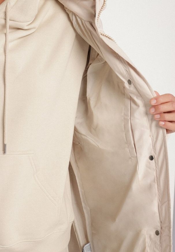 Born2be - Jasnobeżowa Pikowana Kurtka Zimowa z Kapturem i Bocznymi Suwakami Acurrive. Okazja: do pracy, na spacer, na co dzień, na spotkanie biznesowe. Typ kołnierza: kaptur. Kolor: beżowy. Materiał: jeans. Sezon: zima. Styl: klasyczny, casual, elegancki, biznesowy