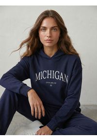Sinsay - Bluza hoodie z napisem Michigan - granatowy. Kolor: niebieski. Wzór: napisy #1
