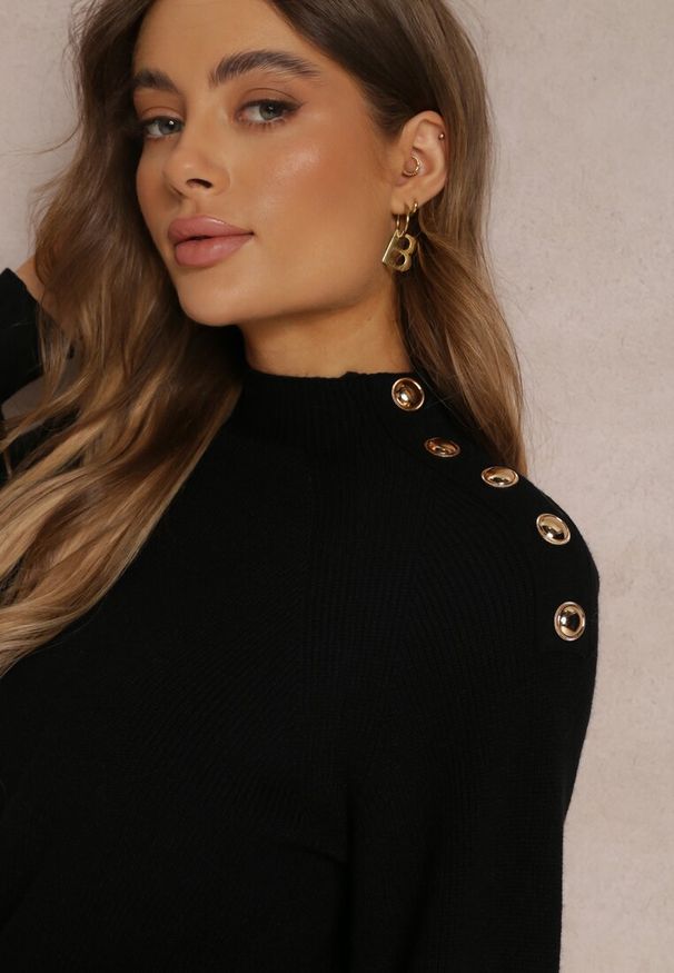 Renee - Czarny Sweter Dzianinowy z Długim Rękawem i Guzikami Kithi. Kolor: czarny. Materiał: dzianina. Długość rękawa: długi rękaw. Długość: długie