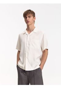 Reserved - Koszula boxy fit z krótkim rękawem - biały. Kolor: biały. Materiał: wiskoza. Długość rękawa: krótki rękaw. Długość: krótkie