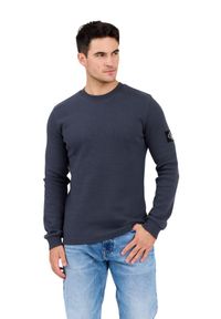 Calvin Klein - CALVIN KLEIN Szary męski longsleeve z naszywką. Okazja: na co dzień. Kolor: szary. Materiał: bawełna. Długość rękawa: długi rękaw. Wzór: aplikacja. Styl: klasyczny, casual #5