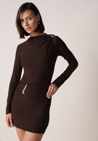 Born2be - Brązowa Dopasowana Sukienka Koktajlowa z Marszczeniem i Aplikacjami Phaiseithe. Okazja: na randkę. Kolor: brązowy. Materiał: materiał. Wzór: aplikacja. Styl: wizytowy #5