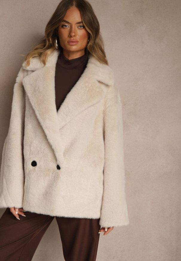 Renee - Beżowa Dwurzędowa Kurtka Futerko o Fasonie Oversize Manella. Okazja: na co dzień. Kolor: beżowy. Materiał: futro. Długość rękawa: długi rękaw. Długość: długie. Wzór: aplikacja. Styl: casual