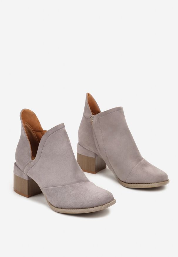 Renee - Szare Botki Boho Ozdobione Wycięciem i Drewnianą Wstawką na Słupku Tioria. Okazja: na co dzień. Kolor: szary. Materiał: jeans, skóra. Wzór: aplikacja. Obcas: na słupku. Styl: boho
