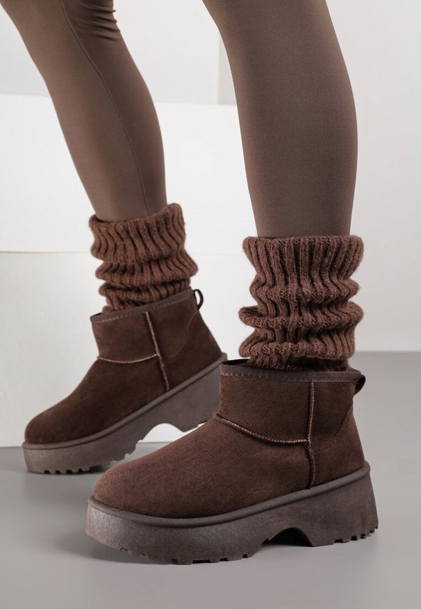 Renee - Ciemnobrązowe Śniegowce z Imitacji Zamszu o Wsuwanym Fasonie na Platformie Reilessa. Kolor: brązowy. Materiał: zamsz. Obcas: na platformie. Styl: klasyczny