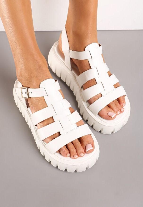 Renee - Białe Sandały Typu Gladiatorki na Platformie Ozdobionej Tłoczeniem Kaimans. Okazja: na spacer. Kolor: biały. Wzór: aplikacja. Sezon: lato. Obcas: na platformie. Styl: wizytowy, elegancki