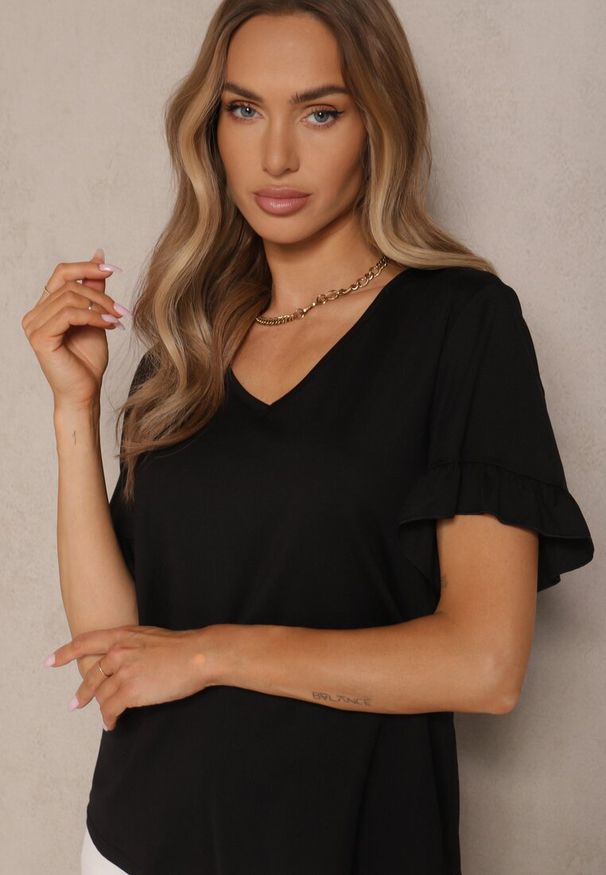 Renee - Czarna Bluzka z Wiskozą z Falbankami i Dekoltem w Kształcie Litery V Alivaya. Okazja: na co dzień. Typ kołnierza: kołnierz z falbankami, dekolt w kształcie V. Kolor: czarny. Materiał: wiskoza. Styl: casual