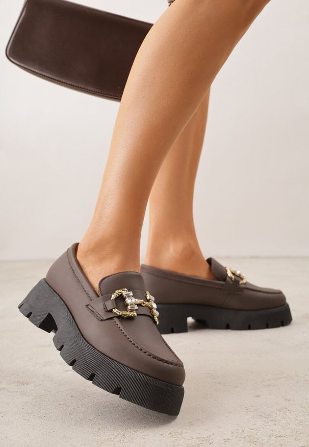 Renee - Brązowe Mokasyny na Platfromie w Stylu Chunky Ozdobione Cyrkoniami i Klamrą Tenisea. Zapięcie: klamry. Kolor: brązowy. Materiał: jeans. Wzór: aplikacja. Obcas: na platformie. Styl: elegancki