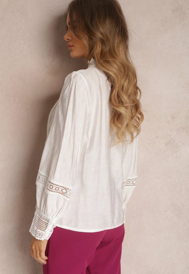 Renee - Biała Koszula ze Stójką i Koronką Phaeninca. Okazja: na co dzień. Typ kołnierza: kołnierzyk stójkowy. Kolor: biały. Materiał: koronka. Wzór: koronka. Styl: casual, elegancki