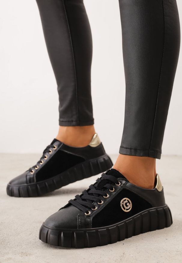 Renee - Czarno-Złote Sneakersy Skórzane z Chunky Podeszwą i Metalicznymi Wstawkami Volla. Okazja: na co dzień. Zapięcie: sznurówki. Kolor: czarny. Materiał: skóra. Szerokość cholewki: normalna. Wzór: gładki