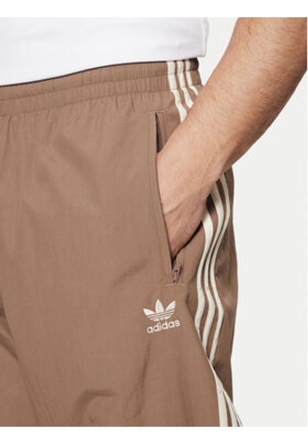 Adidas - adidas Spodnie dresowe adicolor Firebird JP1024 Beżowy Regular Fit. Kolor: beżowy. Materiał: syntetyk