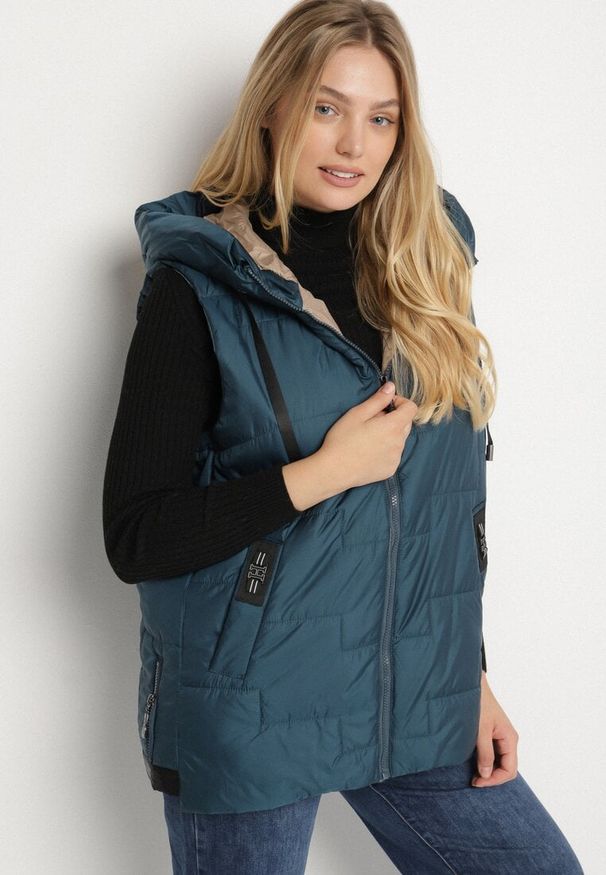 Born2be - Niebieska Pikowana Kamizelka z Kapturem i Sznurkami Imvila. Okazja: na co dzień. Typ kołnierza: kaptur. Kolor: niebieski. Materiał: jeans. Wzór: aplikacja. Styl: klasyczny, casual, elegancki