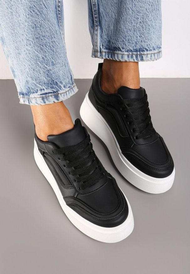 Born2be - Czarne Płaskie Sneakersy z Geometrycznym Wzorem i Sznurowaniem Vlisera. Okazja: na co dzień. Zapięcie: sznurówki. Kolor: czarny. Materiał: jeans. Wzór: geometria