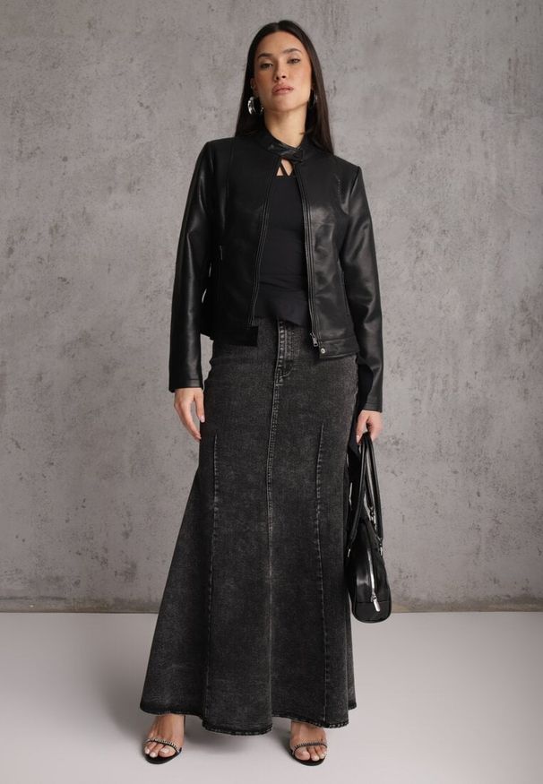 Renee - Czarna Kurtka Ramoneska o Klasycznym Kroju ze Stójką Leaniore. Typ kołnierza: kołnierzyk stójkowy. Kolor: czarny. Materiał: jeans, skóra, poliester. Wzór: aplikacja. Styl: klasyczny