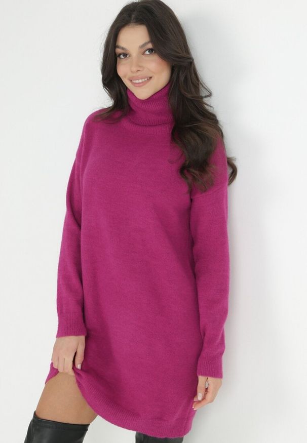 Born2be - Fuksjowa Sukienka Dzianinowa Classificator. Okazja: na co dzień. Typ kołnierza: golf. Kolor: różowy. Materiał: dzianina. Długość rękawa: długi rękaw. Sezon: zima, jesień. Typ sukienki: proste. Styl: casual