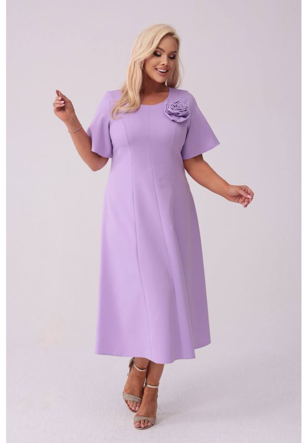 Moda Size Plus Iwanek - Elegancka sukienka Doris na wesele w odcieniach lawendy PLUS SIZE XXL. Okazja: na wesele, na ślub cywilny. Kolekcja: plus size. Materiał: elastan, materiał, tkanina, poliester. Długość rękawa: krótki rękaw. Wzór: aplikacja, kwiaty, gładki. Typ sukienki: dla puszystych. Styl: elegancki. Długość: midi