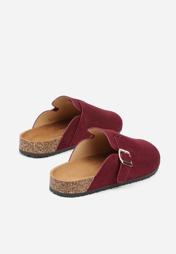 Born2be - Bordowe Klapki z Ozdobnym Paskiem i Klamrą Calevelis. Nosek buta: okrągły. Kolor: czerwony. Materiał: jeans. Obcas: na obcasie. Styl: elegancki, klasyczny. Wysokość obcasa: średni