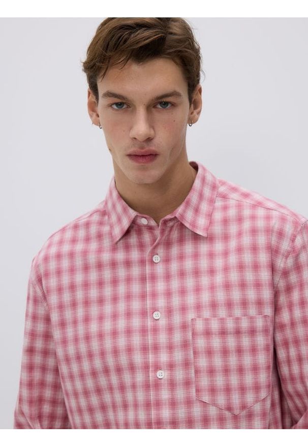 Reserved - Koszula comfort fit w kratę - brudny róż. Kolor: różowy. Materiał: tkanina, bawełna