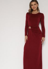 Born2be - Bordowa Taliowana Sukienka o Eleganckim Kroju z Marszczeniem i Aplikacją Sewedina. Okazja: na imprezę. Kolor: czerwony. Materiał: futro. Długość rękawa: długi rękaw. Wzór: aplikacja. Typ sukienki: dopasowane. Styl: elegancki #7