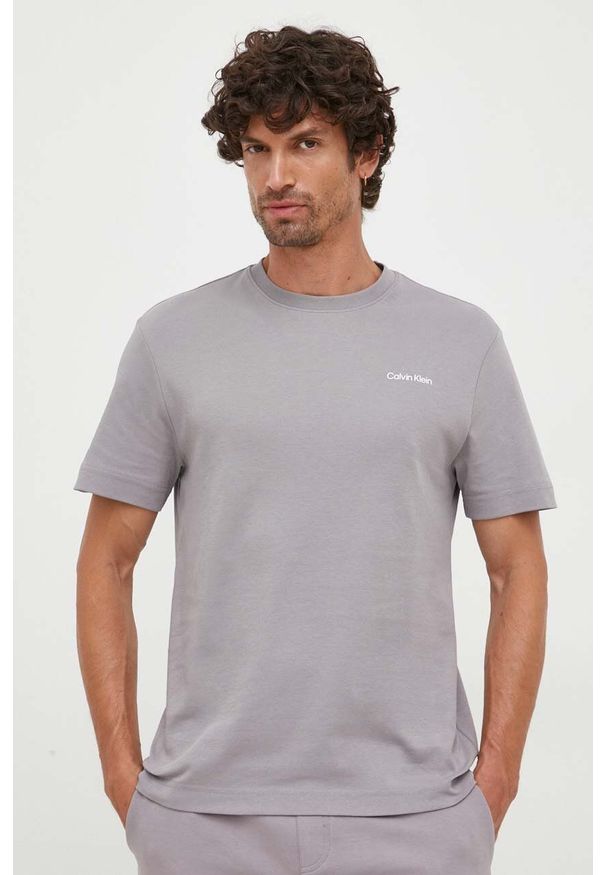 Calvin Klein t-shirt bawełniany kolor szary z nadrukiem. Kolor: szary. Materiał: bawełna. Wzór: nadruk
