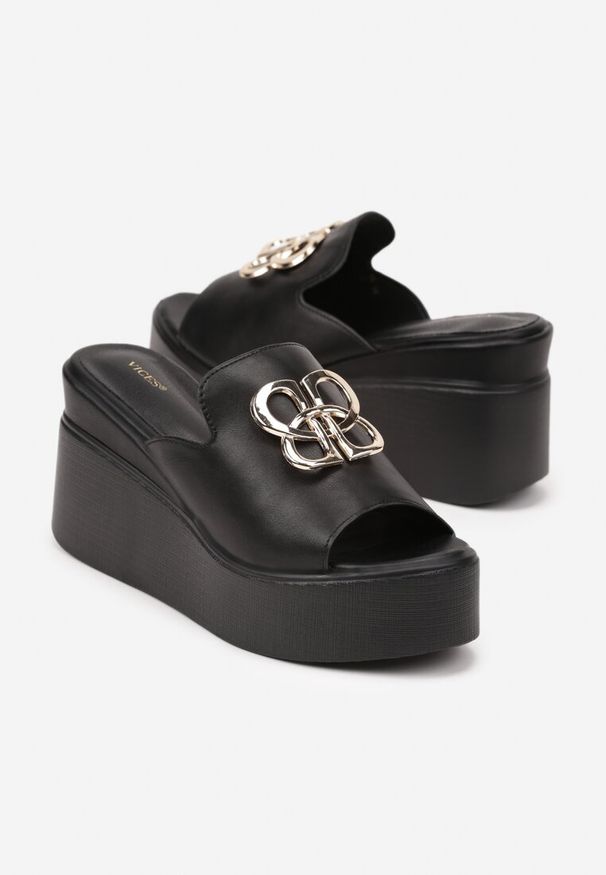 Born2be - Czarne Klapki Vices na Koturnie z Metaliczną Aplikacją Nitovella. Okazja: na co dzień. Kolor: czarny. Materiał: jeans. Wzór: aplikacja. Sezon: lato, wiosna. Obcas: na koturnie. Styl: elegancki, casual