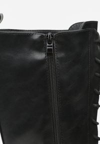 Renee - Czarne Kozaki Typu Workery Rhaethe. Okazja: na co dzień. Kolor: czarny. Materiał: skóra, jeans. Styl: casual #7