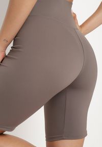 Born2be - Ciemnobeżowe Szorty Typu Kolarki z Gumką w Pasie Olifea. Okazja: na co dzień. Stan: podwyższony. Kolekcja: plus size. Kolor: beżowy. Materiał: satyna. Styl: casual #7